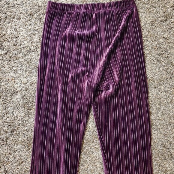 These Women's Wild Fable Purple Flared Pants in size M feature an elastic waist - Picture 6 of 7